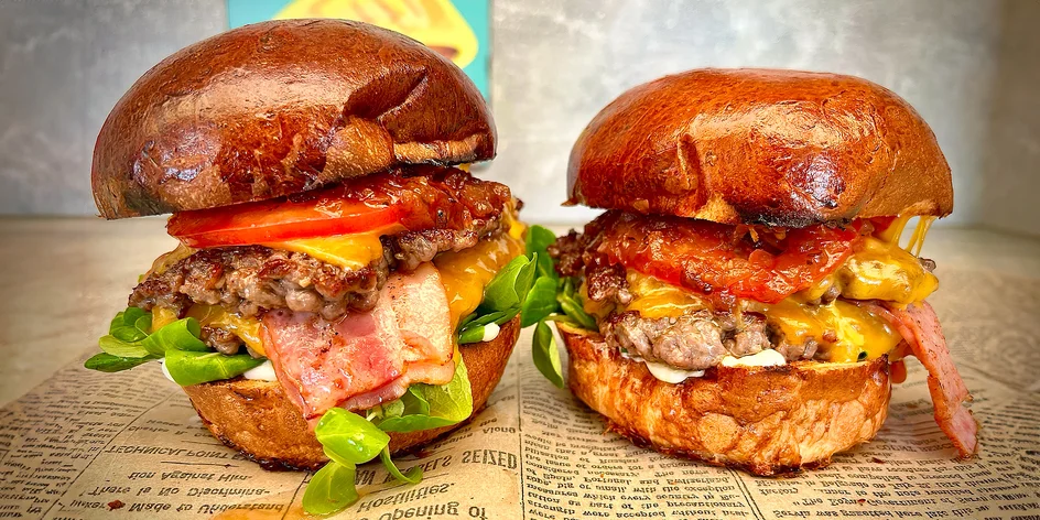 Burgery či nálož hranolků s masem a nápoji s sebou