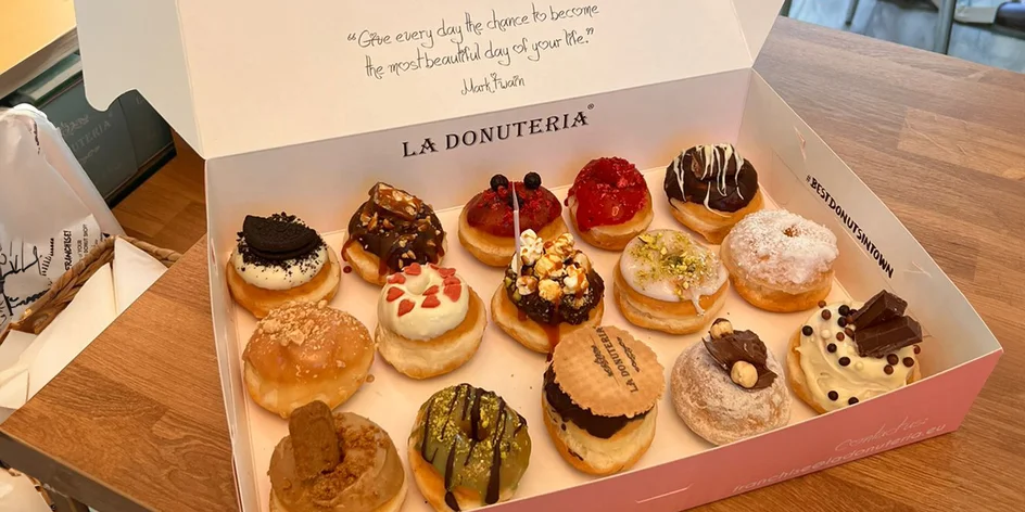 Degustační boxy mini donutů z La Donuteria