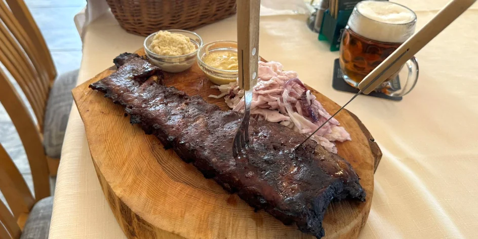 Žebra o váze 500 g, pečivo, hořčice a křen
