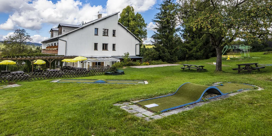 Hodina hry minigolfu na venkovním hřišti