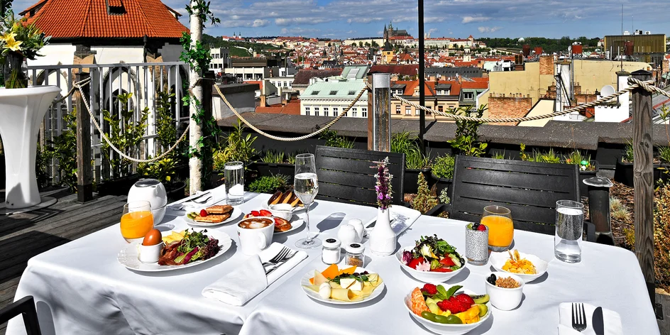Snídaně či aperitivo ve sky baru s výhledem na Prahu