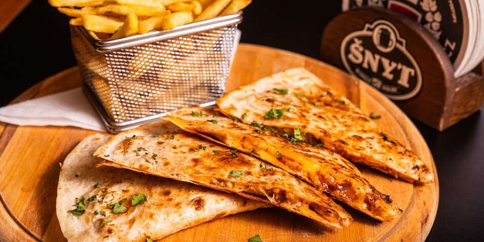 Quesadilla s hranolky a dipem: 2x masová a 1x sýrová