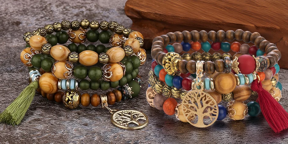 Široké náramky s kameny i polodrahokamy