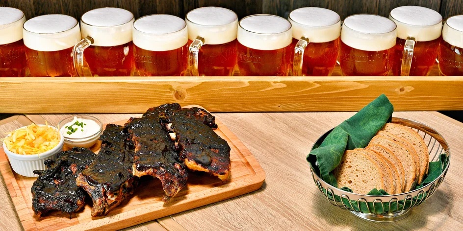 Metr piv i s žebry na pivu na Vinohradech