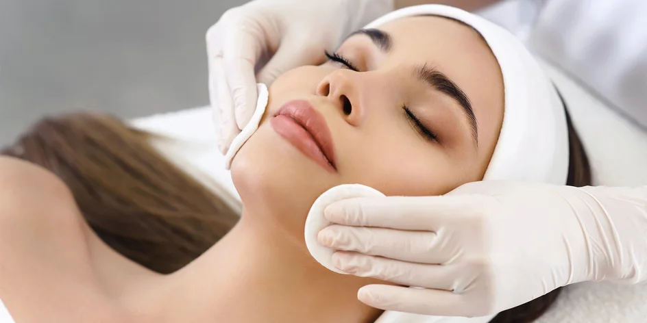 Kosmetika: čištění, masáž, peeling, péče proti vráskám