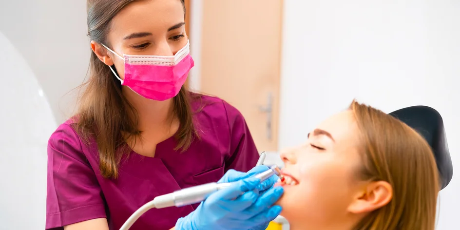 Dentální hygiena s air-flow a bělením zubů: dospělí