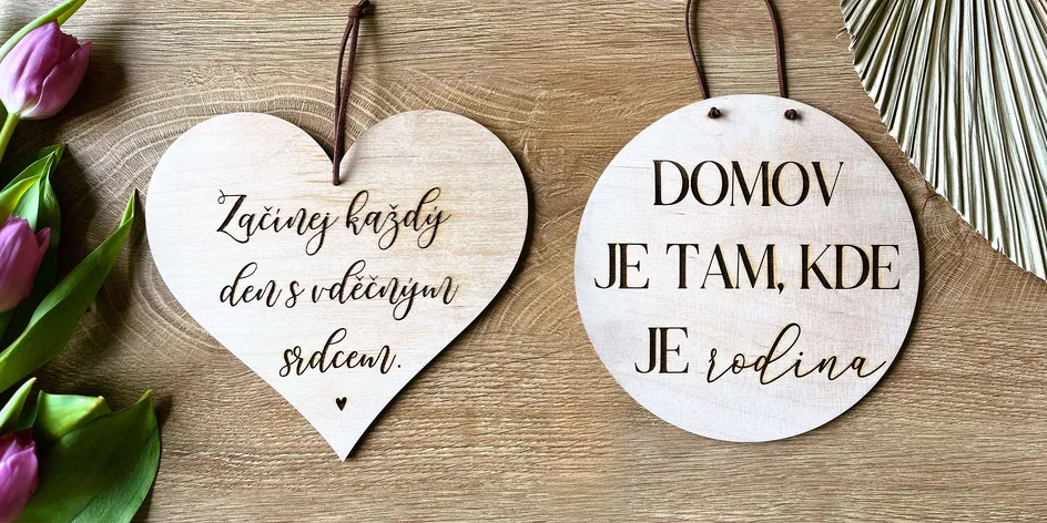 Dřevěné cedulky s milým textem o rodině i domově