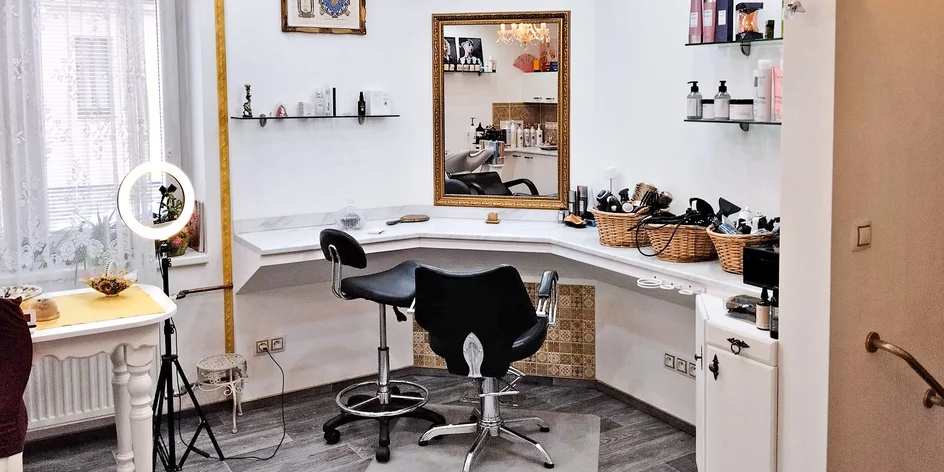 Kadeřnický wellness balíček: střih, masáž i foukaná
