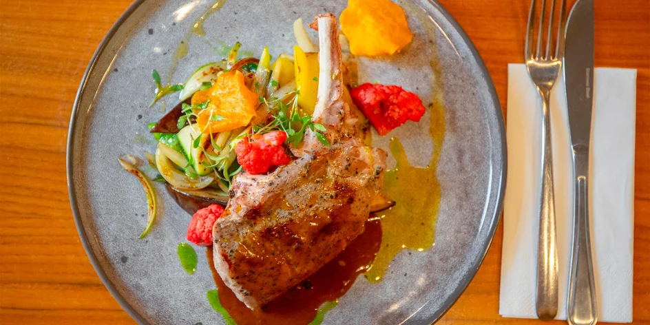 600-1800 Kč na útratu v holešovickém Salut Restaurant