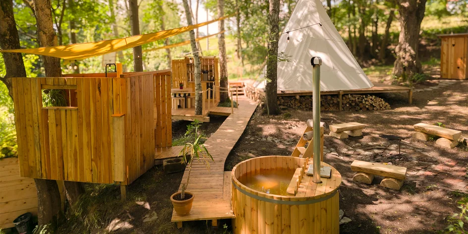 Zážitkové nocování v teepee s koupacím sudem