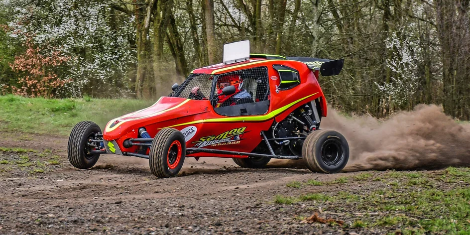 Adrenalinová jízda v buggy na závodním okruhu