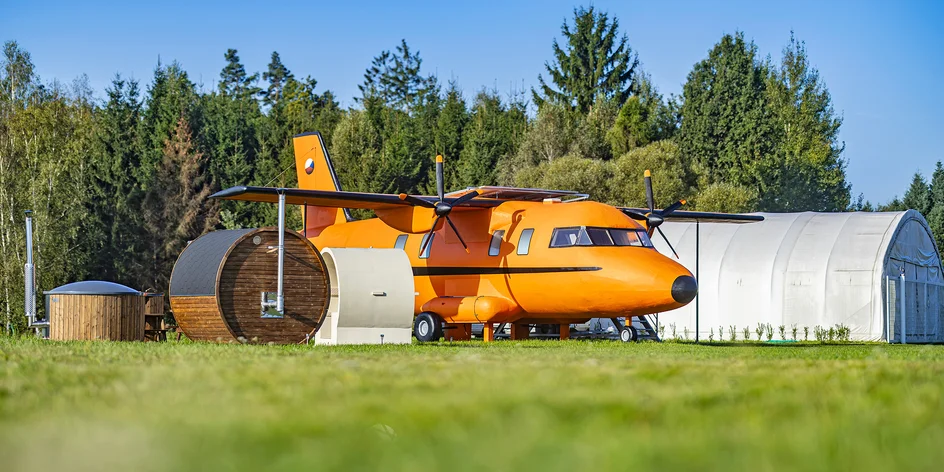 Ubytování v letadle pro 4 osoby vč. wellness