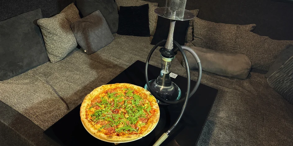 Vodní dýmka: ovocné příchutě dle výběru a pizza jako bonus