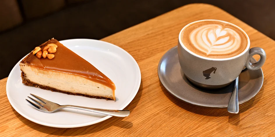 Káva, čaj či limo a dort v nové kavárně Cafe Residence