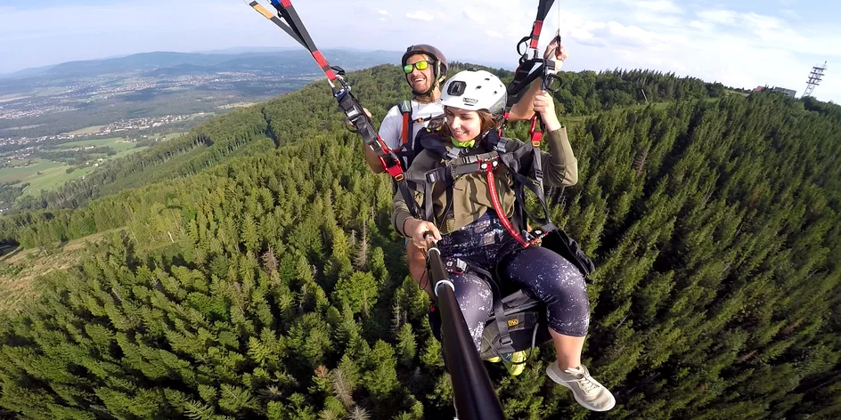 Tandemový paragliding v Beskydech: akrobacie i pilotáž