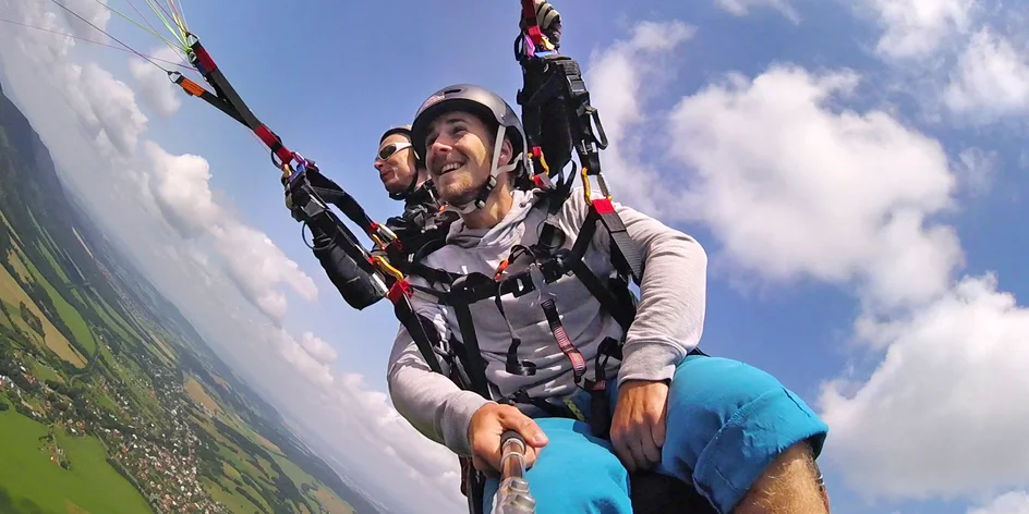 Tandemový paragliding v Beskydech: akrobacie i pilotáž