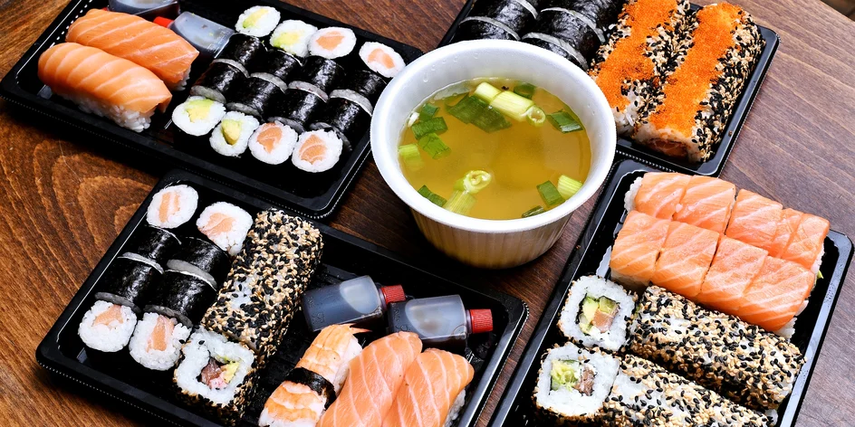 Výběr ze 6 sushi setů s sebou: 14-34 ks, i polévka