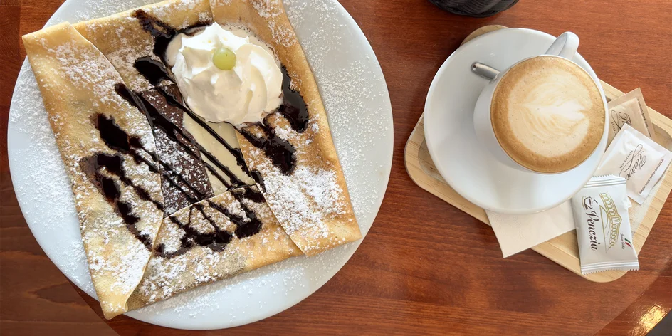 Sladká palačinka s kávou či slaná palačinka s polévkou