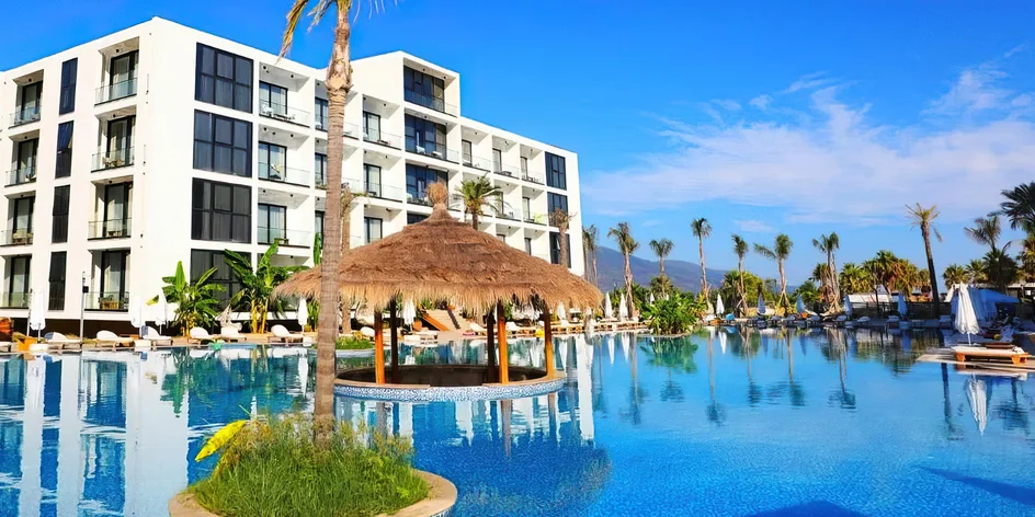 Letecky do Albánie: 4* hotel u pláže, all inclusive, klub Čedog