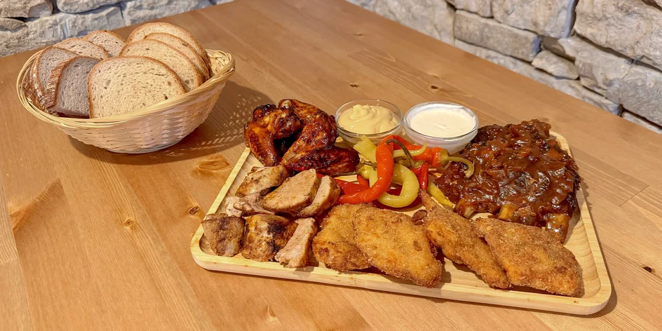 Masové prkno nebo věž pro 2–4 osoby: žebra i křidýlka
