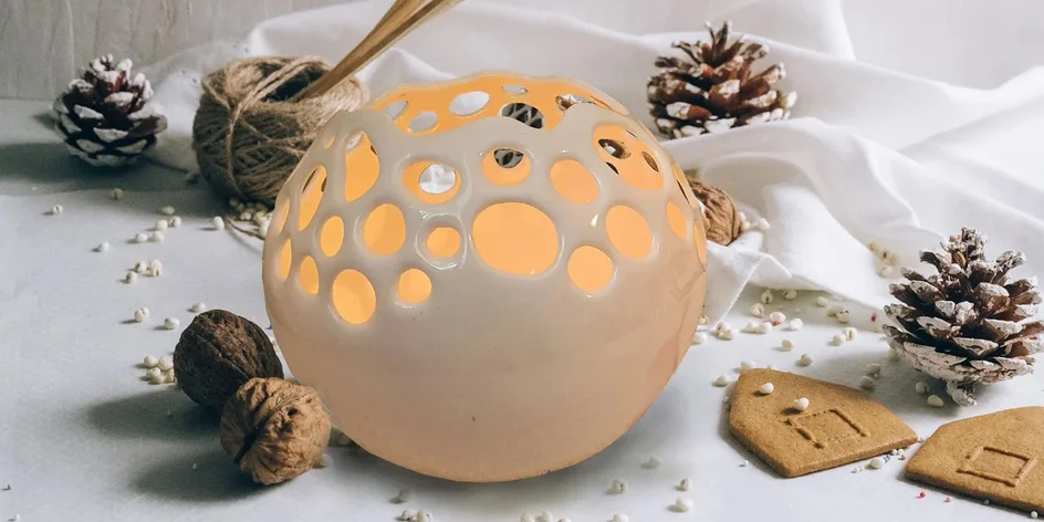 Kurz tvoření z porcelánu: šperky, svícny i aromalampy