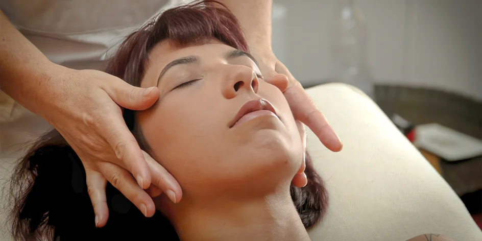 Uvolňující masáž: kalifornská, ajurvédská i obličejová