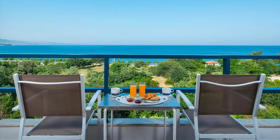 Lesbos letecky: 3* hotel se snídaní u pláže, bazén