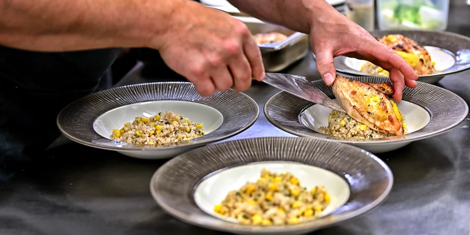 500–2 000 Kč na cokoliv v zámecké restauraci Konírna