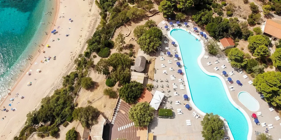 Letecky na Sardinii: all inclusive v 4* hotelu u pláže