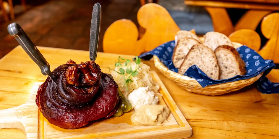 Kyselice, pečené koleno a borůvkový knedlík pro dva