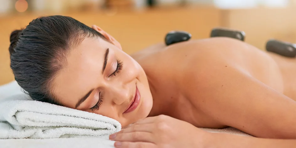 Relaxační nebo havajská masáž s lávovými kameny