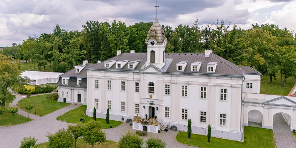 500–2 000 Kč na cokoliv v zámecké restauraci Konírna