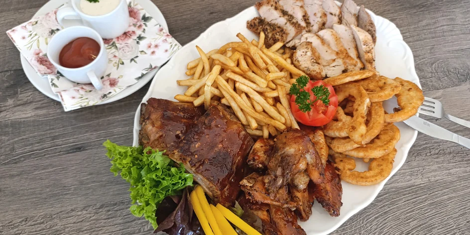 Talíř plný žeber, křídel i steaků pro 2 nebo 4 lidi
