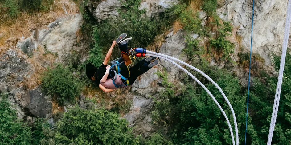 Valentýnský bungee jumping z televizní věže pro pár