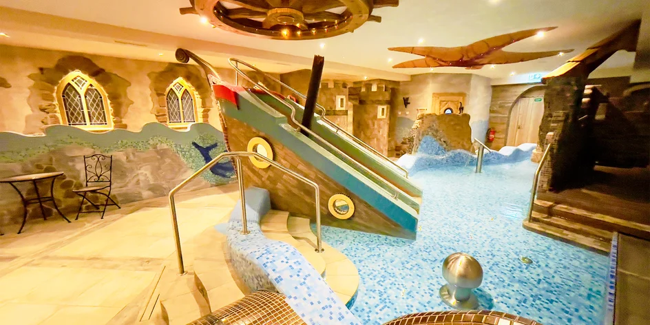 Vstup do stylového hradního wellness: vířivka i sauny