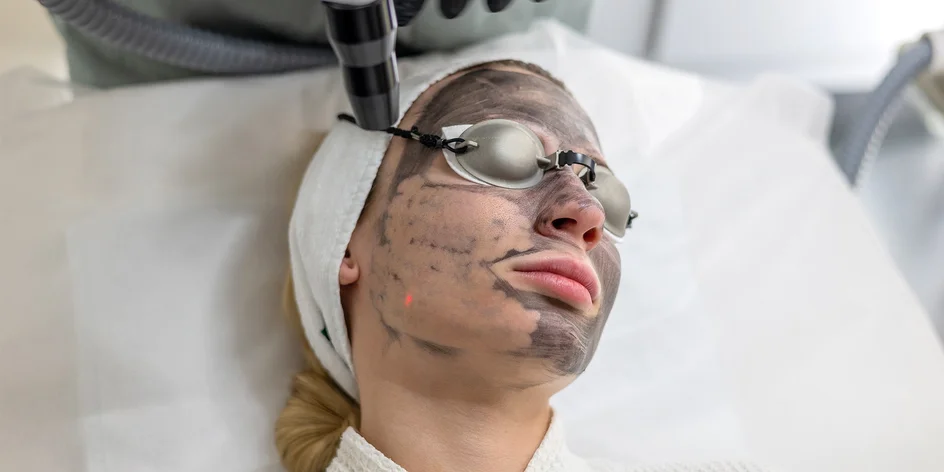 Karbonový peeling i masáž obličeje pro omlazení pleti