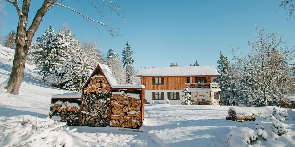 Roubenka na stráni s výhledem na Lysou horu