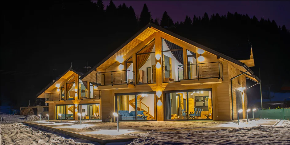 Stylové horské chatky na břehu Dunajce
