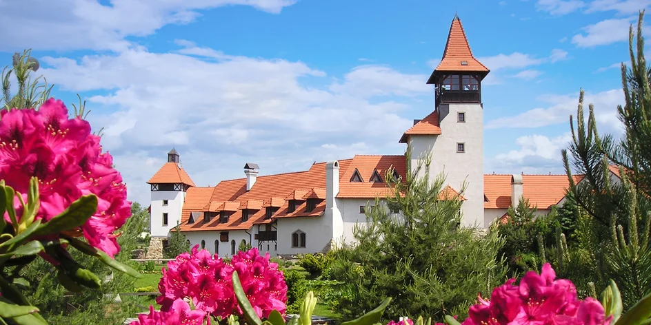 Hrad Červený Újezd: zahrada, skanzen i muzeum