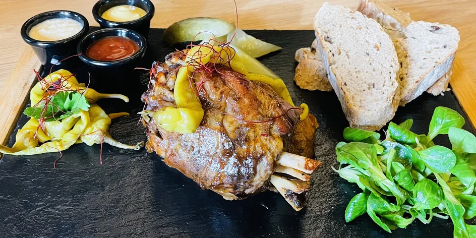 Celé vepřové koleno o váze 750 g s přílohami