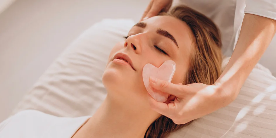 Středeční gua sha masáž obličeje či šíje s baňkováním