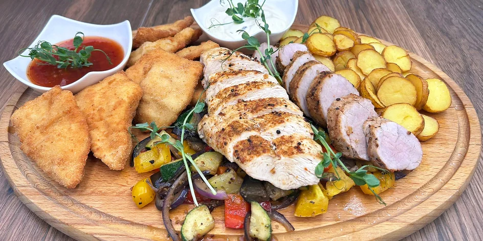 Prkno plné masa včetně příloh i omáček: 500 g či 1 kg