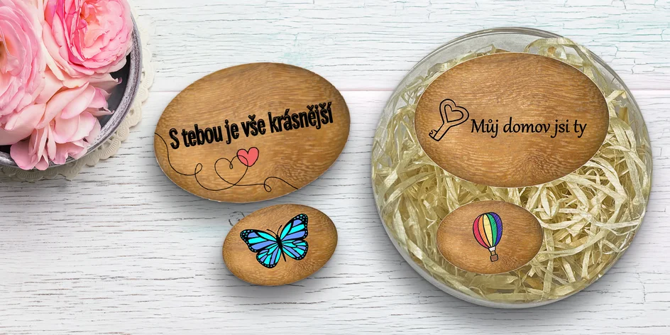 Dřevěné oblázky se vzkazy i obrázky v dárkové krabičce