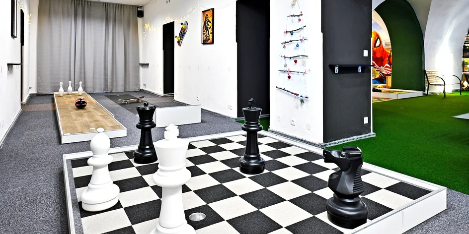 Indoor minigolf s 18 jamkami pro děti i rodiny