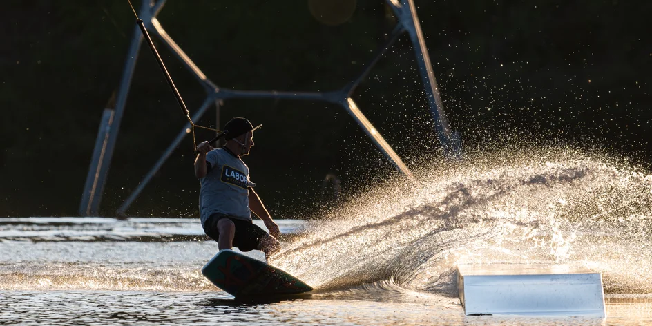 Wakeboard na 60 minut pro 2-4 osoby vč. vybavení