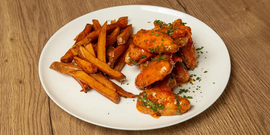 Kuřecí křidélka Buffalo Wild Wings s hranolky