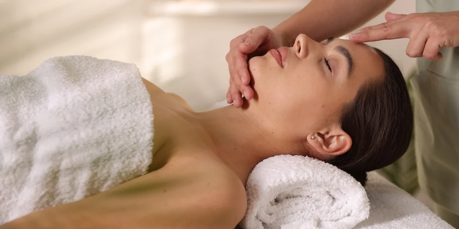 Indická masáž hlavy, lymfatické a relaxační masáže