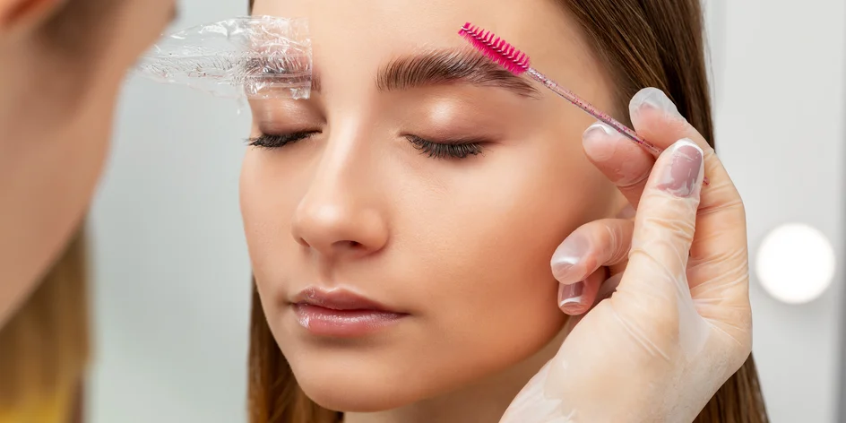 Barvení a úprava řas, laminace obočí i lash lifting