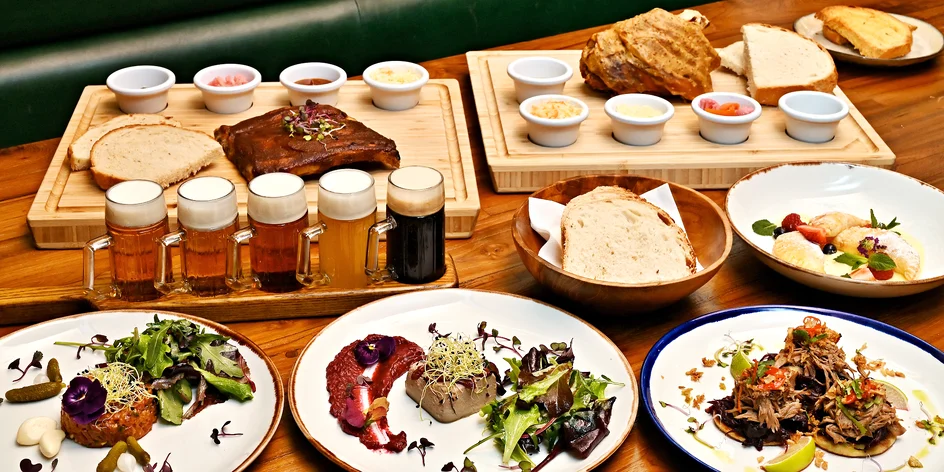 Smažená křídla či menu s předkrmy, žebry a kolenem