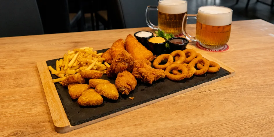 Křídla, nachos, řízky a pivo v novém baru na Stodolní